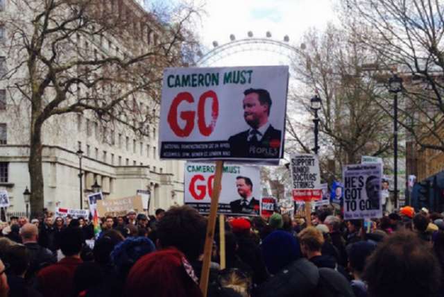 Des milliers de manifestants demandent la démission de Cameron